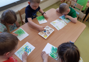 Dzieci malują kwiaty